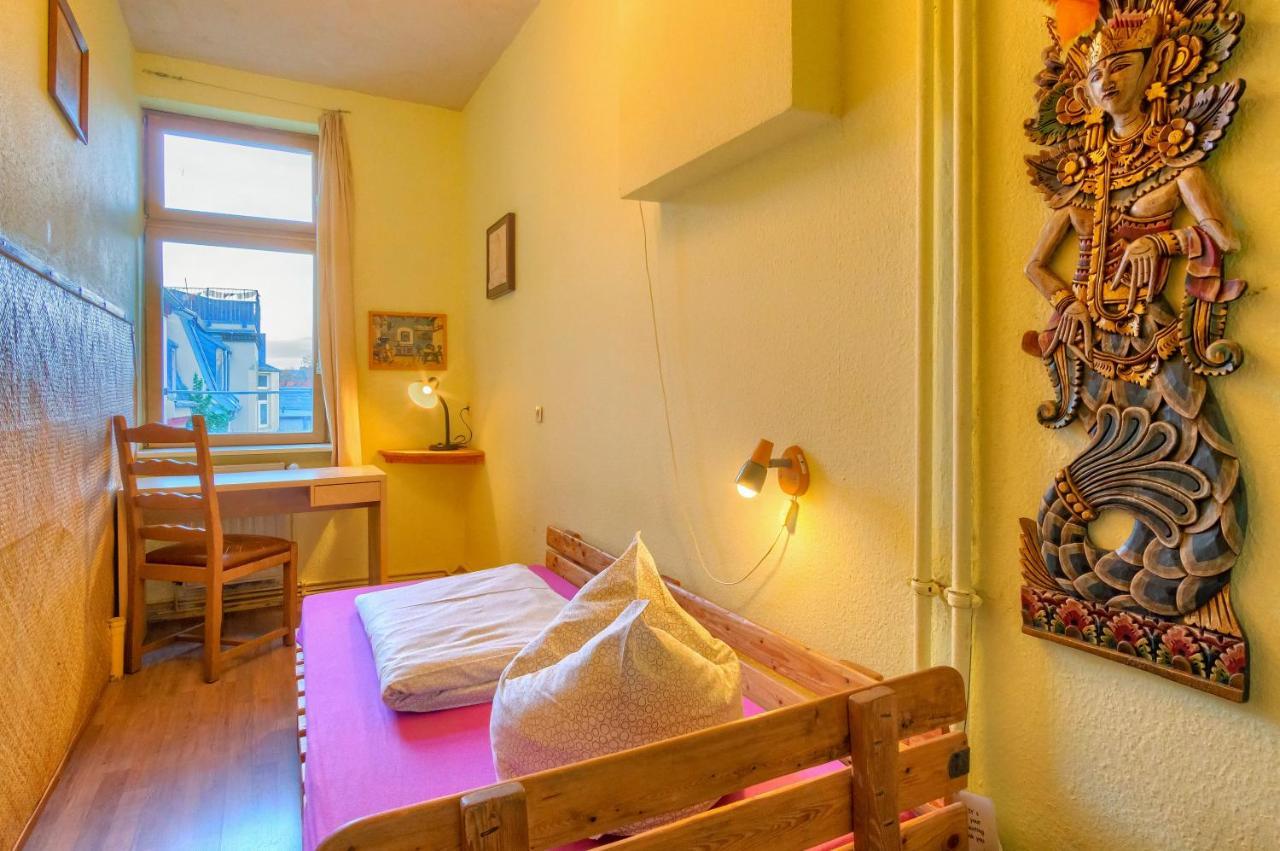 Lollis Hostel *