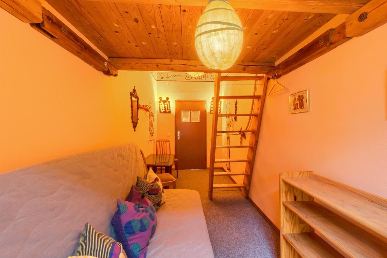 Lollis Hostel *