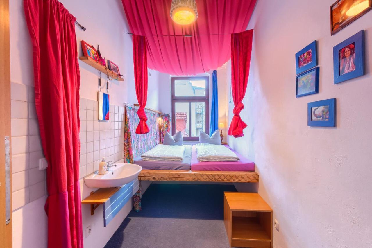 Lollis Hostel *